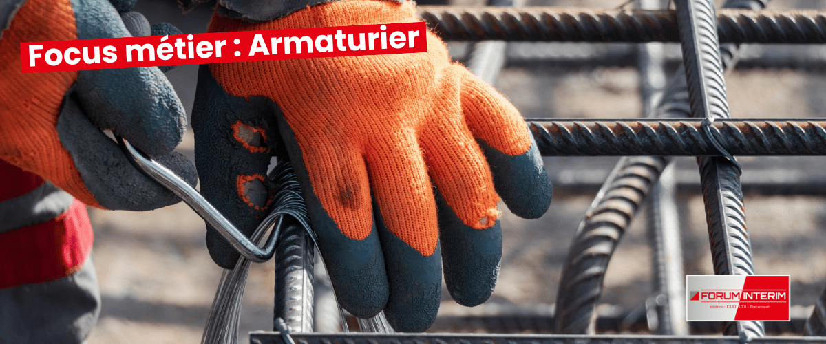 Gants d'armaturier manipulant des barres d'acier pour le renforcement du béton armé.