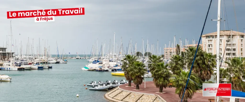 Vue panoramique de Fréjus montrant la ville côtière, ses plages et ses bâtiments historiques, notre agence intérim Fréjus s'est implantée dans ce magnifique cadre