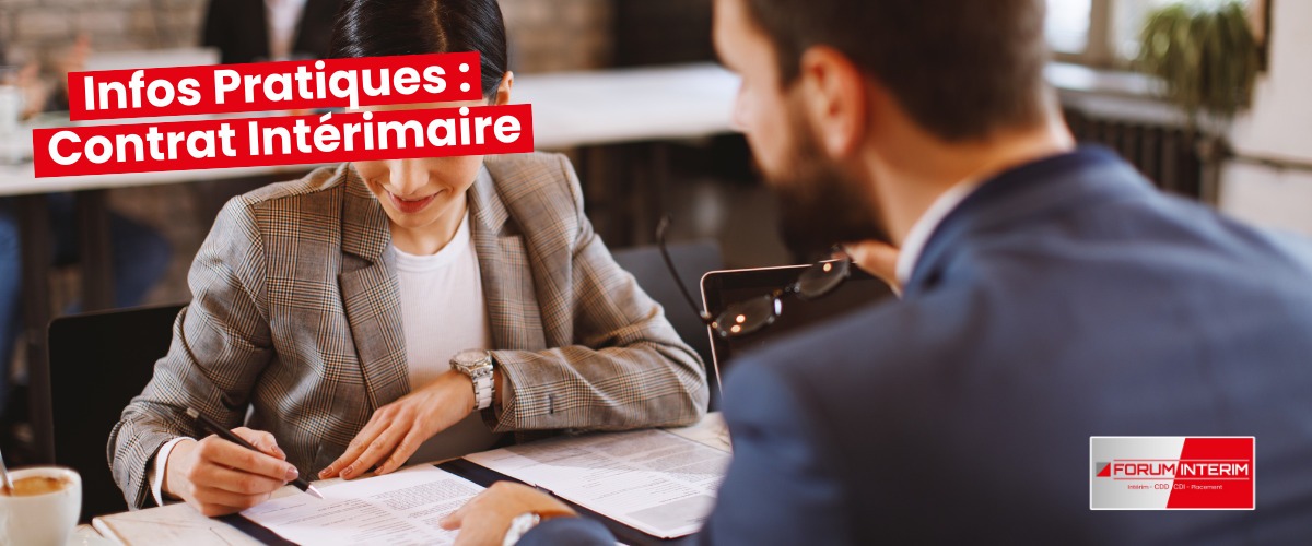 Personne signant un contrat intérimaire sur une table avec un stylo
